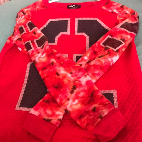 A sweater - Picture 2 of 2